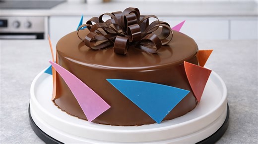 Simple techniques for KitKat chocolate cake designs