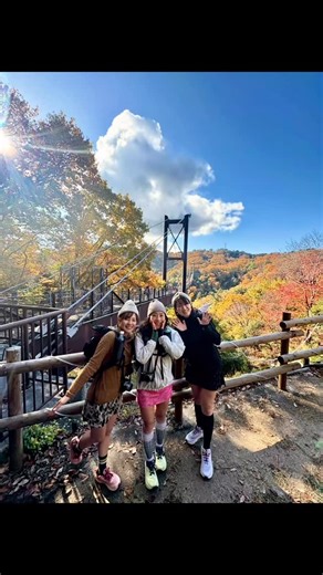＊tomo＊トレラン＝走る森林浴 on Instagram: "#星のブランコ #ほしの園地 吊り橋が大好き♪ 吊り橋の上から360°の紅葉🍁見てきましたぁ。 めーちゃ綺麗でした！ 特に高いところが好きというわけでもなくて、ただ吊り橋を見るのがたまらなく好き。すごい技術でワイヤーで支えられた橋。山と山を繋いでるところなんか見ると本当に感動する。こんなところを歩かせてもらっちゃって、ウキウキな時間でした。 そしてふみちゃん、ひろみちゃんとのなんとも言えない空気感が大好きです。一緒にいるだけで幸せに気持ちになる。ホントいつもありがと〜。 景色を楽しみながらのんびりハイクもいいものです🍁 おやつ時間も嬉しかったなぁ。ひろみちゃんの珈琲にふみちゃんのメッセージ付きおやつ！私からはハート入りのチョコ〜。 #紅葉 #紅葉スポット #星のブランコ #星のブランコ吊り橋 #星のブランコ紅葉🍁 #ほしの園地 #ほとんどカメラ使わず #どのカットが一眼カメラでしょう #スマホが優秀すぎる #インタビューのおじさまありがとうございます #自分達でお願いしておいて #おやつタイムも幸せ #トレラン #ト