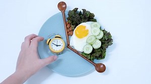 Female Hand Puts Alarm Clock On 库存影片视频（100% 免版税）1094872463 | Shutterstock