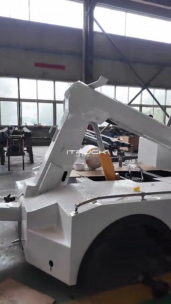 Small Tow Truck Body for Efficient Towing