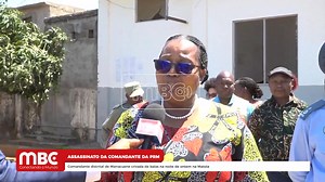 A noite caiu sobre a Matola e trouxe consigo o som das balas. Leonor Célia Inguane, comandante distrital da Polícia da República de Moçambique em Marracuene, foi assassinada a queima-roupa, na última quinta-feira. Quem devia proteger, tornou-se alvo. Quem devia inspirar segurança, tornou-se vítima. A Estrada Circular de Maputo, testemunha silenciosa, guarda agora o eco deste crime brutal. | MBC TV