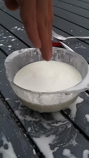 Fluide non newtonien 4 [slow motion] : le mélange eau + farine de maïs