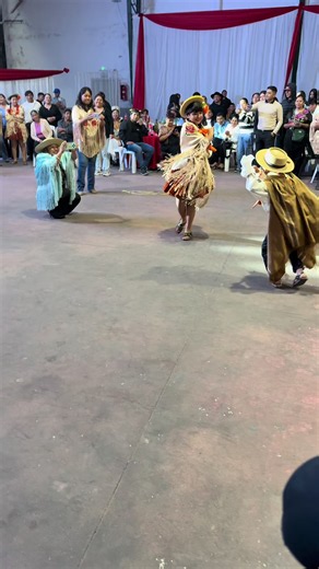Niño Bailando con Pasión: Brilla Más que una Estrella