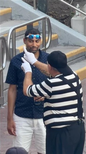 Watch him try to pass the test! 🤣 Tom the mime seaworld #seaworldmime #tomthemime #funny #comedy