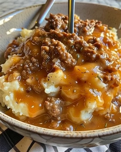 Mashed Potatoes with Ground Beef Gravy Fluffy, buttery mashed potatoes smothered in rich, savory ground beef gravy—simple, satisfying, and the ultimate comfort meal in under 30 minutes. Ingredients For the Mashed Potatoes: 2½ lbs (about 5–6 medium) Yukon Gold or Russet potatoes, peeled and cubed ½ cup (1 stick / 113g) unsalted butter ½ cup warm milk or half-and-half ½ tsp salt (or to taste) ¼ tsp black pepper Optional: 2 tbsp sour cream or cream cheese for extra creaminess For the Ground Beef Gr