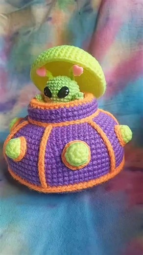 Este pequeño tripulante ha llegado por su nave para comenzar el viaje de sus sueños 🛸🫶 . . . . #crochet #alienplushtoy #aliencrochet #ufo #alienamigurumi #amigurumi #nave #fyp #artspace