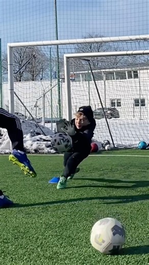 Young Keeper CRUSHES Training Drills! 🧤🔥 #football #goalkeeper #GoalkeeperTraining #shorts