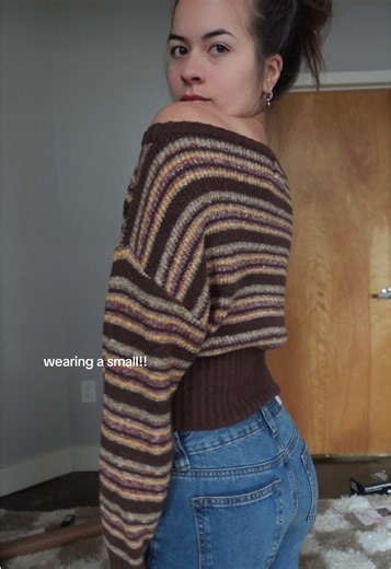 Stylish Cropped Off-The-Shoulder Sweater for Small Sizes