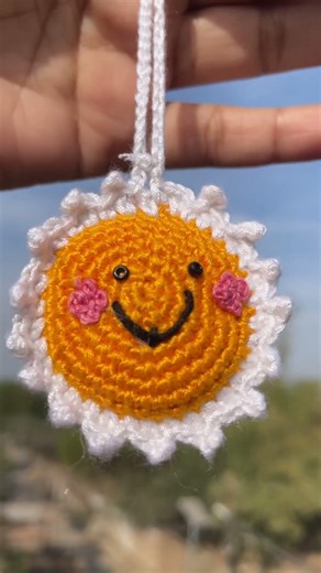 crochet daisy key chain #daisy #flowers #diykeychain #amigurumi #crochetdesign #new