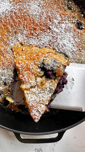 GIANT BLUEBERRY PANCAKE SKILLET!🫐🥞have some extra blueberries on hand?! try this large pancake skillet instead of your usual pancake recipe👌🏻it’s great to feed a crowd or make and keep on hand for breakfast all week long. for the ultimate indulgence - sprinkle some powdered sugar on top, butter and maple syrup🫠 *SAVE* this recipe to try soon! kids love it too and i love how easy it is to make! dirty up a blender and large skillet and that’s it💯 RECIPE: 4 eggs 3 tablespoons coconut sugar 1/