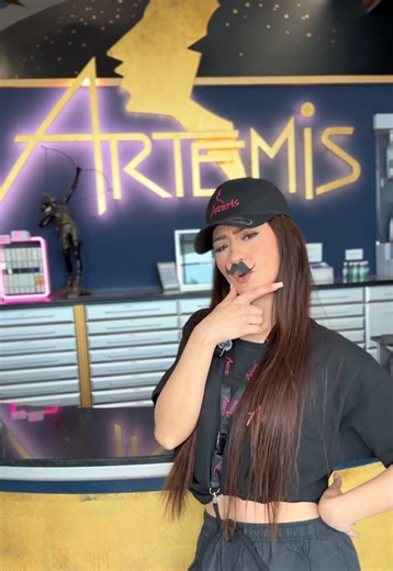 Warum gehen wir Männer eigentlich ins Artemis? 🤔 Natürlich aus rein gesundheitlichen Gründen. • Der große Pool – man muss ja schließlich fit bleiben. 🏊‍♂️ • Das gute Essen – nach der Sauna braucht der Körper Energie. 🍝 • Die entspannte Atmosphäre – Stressabbau ist wichtig. 🧖‍♂️ • Die Wellnessangebote – Selfcare ist schließlich kein Tabu mehr. • Und natürlich die Gespräche – Männer müssen auch mal reden. Kurz gesagt: Sport, Wellness und Persönlichkeitsentwicklung. Alles andere wären ja wirkli