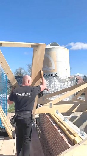 87K views · 338 reactions | #hochdiezimmererkunst #baublogger #schrauben #zimmerei #baumarkt #ziegel #dachdecker #häuslebauer #renovierung #sanierung #baustelle #hausbauen #dachdeckerkunst #dachdeckerei #zimmermann #zimmermannskunst #hausbau #eigenheim #renovieren #bauherr #carpentersguild #carpentersofinstagram #carpenter #craftsmanship #hardworker #buildersofig #contractor #roofer #plumbersofinstagram #rooferslife | Bal Mon ly | Facebook