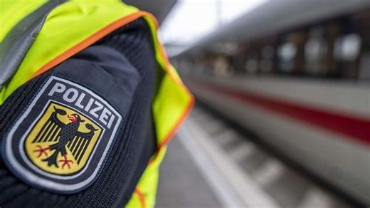 Zwischen Schwetzingen und Hockenheim: Wohl Äste auf Gleise gelegt - Bahnstrecke gesperrt