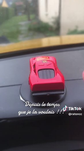 Depuis le temps que je la voulais ! Voici la petite voiture de Falsh qui va me suivre partout ! Katchaaaa ! #cars #flashmcqueen #pixar #toys