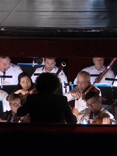 Spectacolul „Otello” de Giuseppe Verdi ne-a oferit din nou o seară memorabilă, întâmpinată cu aplauze entuziaste din partea unui public minunat! Vă mulțumim că ați fost alături de noi și ați trăit împreună intensitatea acestei tulburătoare povești de dragoste dintre 𝐷𝑒𝑠𝑑𝑒𝑚𝑜𝑛𝑎 și 𝑂𝑡𝑒𝑙𝑙𝑜! Felicitări soliștilor, orchestrei și corului Operei Naționale Române Timișoara pentru dăruirea și emoția oferite pe scenă! Video: Iosif Rozemberg #OperaTimisoara #opera #operapassion #giuseppeverdi