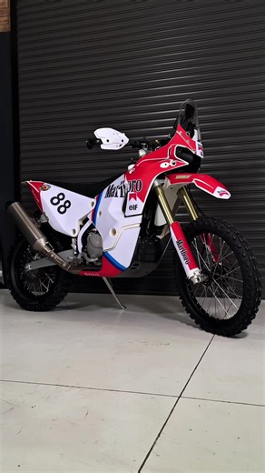 Is this bike smoking or what?😎😮‍💨 DIAMOND LAMINATE💎 . #banditgraffix #bgfx #bikegraphics #moto