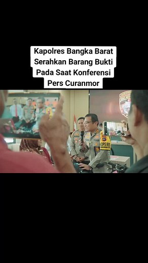 Kapolres Bangka Barat Serahkan Barang Bukti Pada Saat Konferensi Pers Curanmor Senin,30 September 2024 telah dilaksanakan konferensi pers kasus tindak pidana curanmor di aula catur Prasetya Polres Bangka barat. Kapolres Bangka barat AKBP Ade Zamrah SIK pimpin Langsung Jalannya Konferensi dan didampingi oleh kasat reskrim kanit reskrim dan kasi humas Polres Bangka barat. Dalam Komferensi pers Kapolres Bangka barat juga menyerahkan barang bukti yang berhasil diamankan kepada para pemiliknya masing