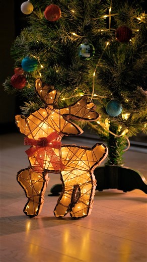 Create your own glowing Christmas deer with cotton cord and lights — who else loves cozy DIY décor like this? 🦌✨ #LightUpDeer #ChristmasDIY #ChristmasCrafts #HolidayDecor #ChristmasDecorIdeas | Pepperell Crafts