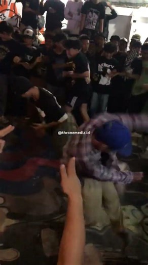 Tos dulu lah bro #moshing #moshpit #mosh #crowd #crowdsurfing #twostep #gigs #chaos #shorts #hcpunk