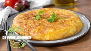 Eén van de meest geserveerde gerechten in Spanje en een echte klassieker: de tortilla! José Polonio leert jullie vandaag de kneepjes van het vak om dit heerlijke aardappelgerecht ook thuis op tafel te kunnen toveren! Recept: https://njam.tv/recepten/spaanse-aardappeltortilla | njam