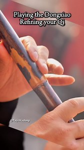 Why do martial arts practitioners on Wudang Mountain often play the Dongxiao (a vertical bamboo flute)? In fact, Dongxiao has long been used as an instrument in Daoist spiritual practice. The technique of playing the Dongxiao shares similarities with the Daoist methods of refining qi and breath control. When playing the flute, the strength and subtlety of one’s breath create variations in sound—sometimes solid, sometimes airy, sometimes near, sometimes distant. Both disciplines emphasize sinking