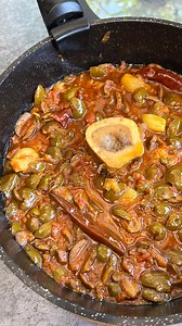 תשמרו מתכון! זיתים מבושלים מכינים רק מזיתים מרירים מבוקעים. אל תתפתו להכין עם אלה מקופסת שימורים כי זה בחיים לא יוצא אותו דבר. תמצאו לכם איזה בעלולי :) שיגלען לכם את הזיתים ומשם הדרך ממש קצרה למעדן הכי טעים בעולם מצרכים 1 ק”ג זיתים מבוקעים לבישול מים לבישול הזיתים 1-2 עצמות מח (לא חובה אבל מוסיף מלא טעם) ¼ כוס שמן זית 1 פחית עגבניות מרוסקות (אני קונה של mutti) 6-7 שיני שום 4-5 פלפלים סודניים 1 כפית מלח ים אטלנטי 1/2 כפית פלפל שחור 1/2 כפית כורכום אפשר גם פפריקה חריפה למי שרוצה ממש חריף 1 כף גדוש