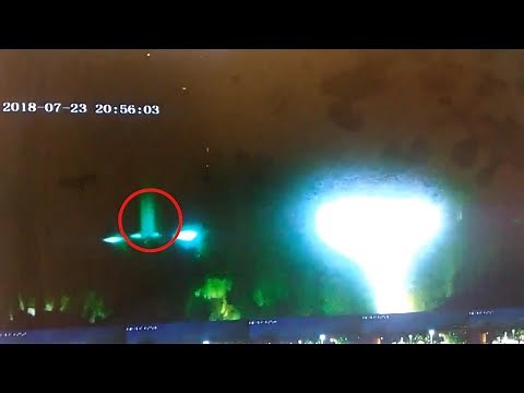 California, avvistamento nel cielo: oggetto luminoso non identificato ripreso dalla telecamera