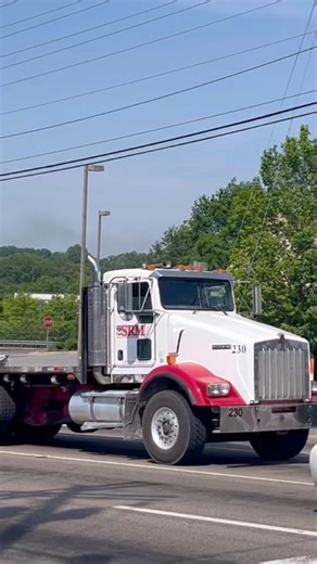 Kenworth (T800B?) Flatglass flatbed and Western Star 49X