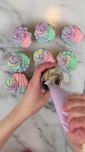 How to pipe stunning color-changing buttercream rosettes