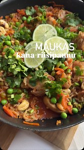 Kanaa ja riisiä ? No nam!! Tämä helppo kevyt arkiruoka onnistuu yhdellä pannulla ja on kaikkea muuta kuin kuivaa tai mautonta. Mukana myös reilusti kasviksia. Tämä oli myös meidän 2,5 vuotiaan suurta herkkua 🤤 Reseptiä varten tarvitset 400-500g kanan fileitä tai paistileikkeitä 1,5 Porkkanaraastetta 1 tl inkivääriä pilkottuna 1-2 valkosipulinkynttä 250g miniluumutomaattia 2 tl punaista cyrrytahnaa 2 dl täysjyväriisiä (pika) 5 dl vettä 1 dl cashewpähkinöitä 2 dl herneitä 1 tl raastettua limen ku