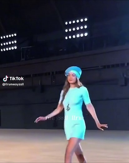 Gigi Hadid Walks Barefoot for Marc Jacobs Fashion Show