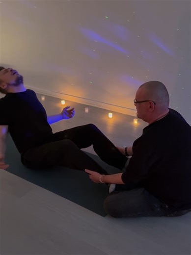 Elämänvoiman aktivointi -tunnilla tilan kannattelu ja läsnäolo ovat fasilitaattorin tärkeimpiä tehtäviä✨️ Hellä kosketus tukee asiakkaan sisäistä matkaa ja energian virtausta tavalla, jota sanat eivät aina kykene tavoittamaan❤️ #lifeforceactivation #spiritualjourney #energyhealing #kundalini #surrender