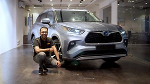 Review of the all new Toyota Highlander Hybrid, the review features the 2.4L hybrid variant with the new E-Four Technology also known as Toyota Kluger in the Japanese and Australian market. Enjoy! 0:00 Start of review 1:05 Intro video 1:26 Start of Review 4:32 Vortex Generator Explanation 5:37 Exterior 6:45 Pirelli Section/ Run Flat Tires/ Giveaway 8:20 Exterior Continued 10:22 Engine 12:08 APSCO Sectiom 13:15 Color Palette 14:38 Sepnil Disinfectant Section 14:55 Interior Review 23:32 Drive Revi