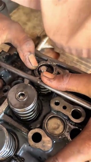 Head spring fitting method with unique #mechanic #valverepair #mechnicalengineering #valve
