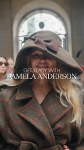 ➡ https://www.vogue.de/artikel/pamela-anderson-no-make-up-fashion-week | VOGUE Germany
