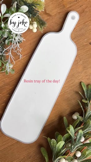 Another tray! A NEW candy cane pattern! Definitely one of my favorite things! ❤️🤍❤️🤍My candy cane creations are being sold in my Etsy shop! Follow me & my shop so you don’t miss out on these best-selling pieces! They sell fast! More coming too! ❤️🤍❤️🤍 💐I keep the quick links in the 🔗 Linktree located just under my bio “PRODUCTS & DISCOUNT LINKS” 💧 THE RESIN: @craft.resin ➡️10% OFF Code: BYJOKO10 🔗Go to Linktree in bio! ✨Crushed mirror pieces from @unicone_art 🛍️Visit my Etsy shop to pur