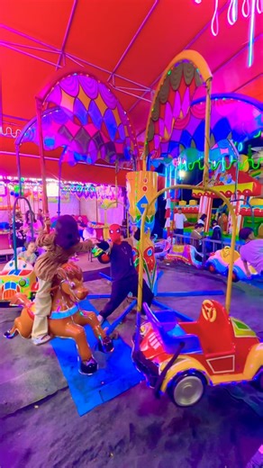 Berdiri di atas kuda coklat carousel ada spiderman merah di tengah #cocomelon