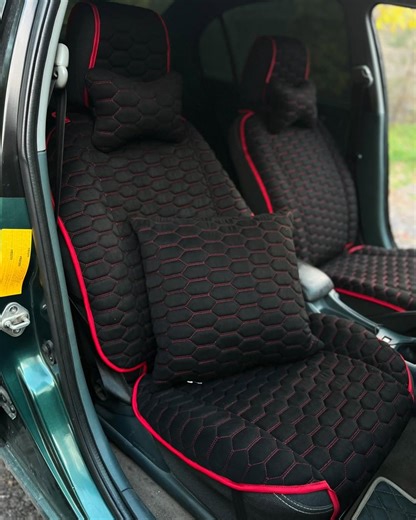 Ensemble de housses de siège avant noires de style alcantara avec surpiqûres hexagonales - accents rouges, aspect OEM, rembourrage doux et confortable, coussin cervical et lombaire inclus - Etsy France