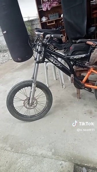 Exploring Old School Downhill Bikes and Moto Suspension