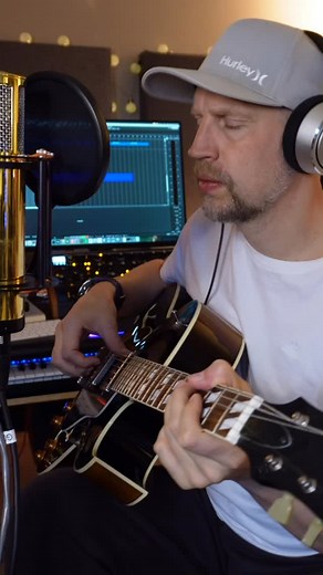 27 reactions · 5 comments | It’s raining today and I felt like doing another Tom Waits song. This one is “Christmas Card From a Hooker in Minneapolis.” I’ve always loved this song, and here is my humble interpretation. ✨ #TomWaits #ChristmasCardFromAHookerInMinneapolis #CoverSong #RainyDayVibes #MusicInspiration #IndieMusician #StudioVibes #brakfx | Steinar Ytrehus | Facebook