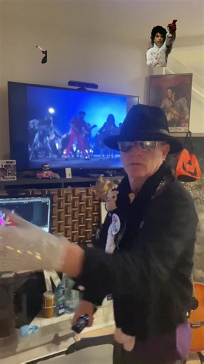 Halloween with special appearances by..🙈🧤🎸 #michaeljackson #prince #halloween #singing #dance