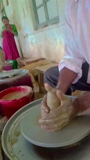 How To Center Clay -Beginners Guide #wheelthrowing #satisfying #learnpottery #ceramicartist #pottery