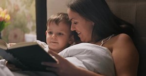 Mother Reading Fairytale Her Lovely Small 库存影片视频（100% 免版税）1101452217 | Shutterstock