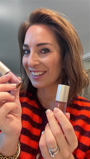 De nieuwe vloeibare blush van jane iredale is zo handig in gebruik! Hij bestaat in 7 kleuren en blijft maar liefst 8 uur op zijn plaats! Kijk hier hoe je die aanbrengt en kom jouw ideale kleur testen in de winkel. #makeuptutorial #janeiredale #mineralemakeup #makeuphaul | Elle nord