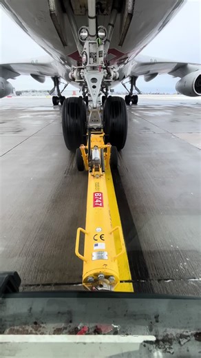 Behind the Scenes of a 747-400 Pushback