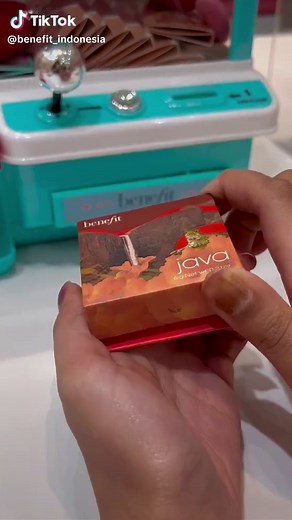 Let’s play with our Java – Go wild for this rosy mocha blush and give cheeks a luscious flush 🤎 #benefitcosmetics #benefitindonesia #javablush #benefitblush