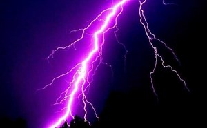 Inkuru y'akababaro: Umwana w'umukobwa yakubiswe n'inkuba ahita apfa - YEGOB