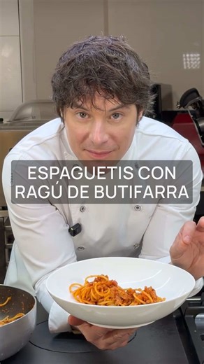 Un plato intenso, delicioso y profundamente reconfortante. Estos espaguetis con ragú de butifarra forman parte de mi memoria culinaria: cocina honesta, sabores bien trabajados y ese aroma que llena la casa mientras se cocina a fuego lento. Ingredientes: - 800 g de butifarra catalana (sin tripa) - Poco aceite de oliva o grasa de cerdo - 250 g de cebolla morada picada - 2-3 dientes de ajo picados - Un chorro pequeño de aceite de cayena - Tomillo fresco picado - Romero fresco deshojado y picado - U
