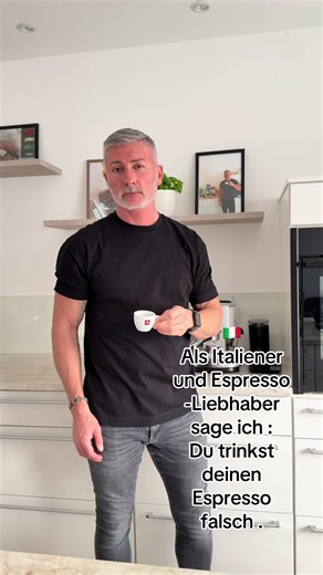 Du ruinierst deinen Espresso ohne es zu merken 🙄 Als Italiener und gelernter Barista weiß ich: Espresso ist mehr als Kaffee. Es ist ein Ritual. Eine Leidenschaft. Ein Lifestyle 😎 Falsch trinken viele: - zu kalt - zu spat - Zucker vor dem ersten Schluck - in 10 Minuten verteilt Richtig: 2-3 Schlucke. Direkt. Ohne Zucker zuerst. Willst du Espresso auf Barista-Level genießen? DM „ESPRESSO