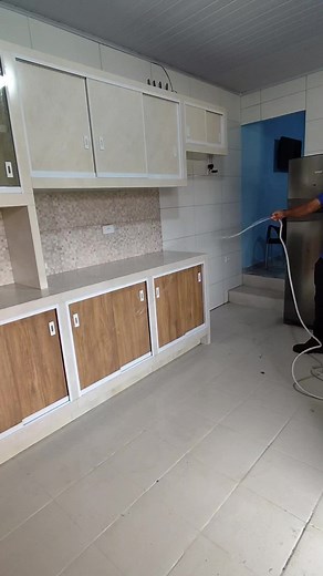 armário suspenso para cozinha feito com porcelanato